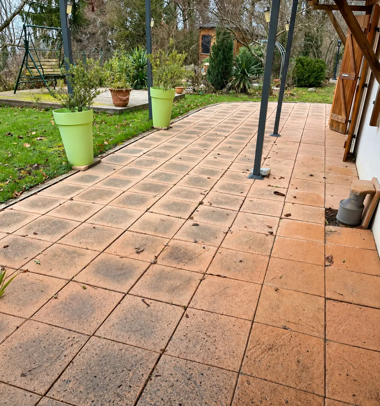 Terrasse carrelée encrassée et tachée avant nettoyage