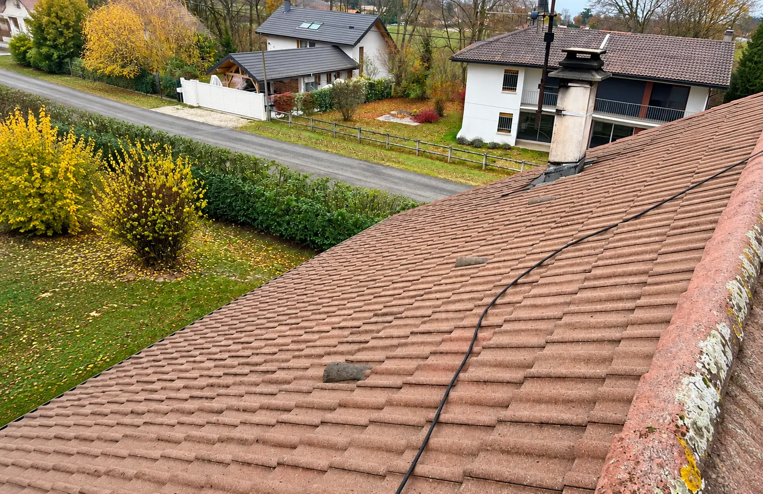 Toiture nettoyée après démoussage et traitement